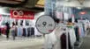 El outlet oculto de Oechsle está ubicado en un reconocido centro comercial, específicamente en un estacionamiento. Oechsle
